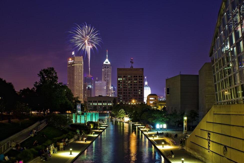 Free Parking! Downtown Lucas Oil- Conv Center Skywalk #4 Apartment Indianapolis
